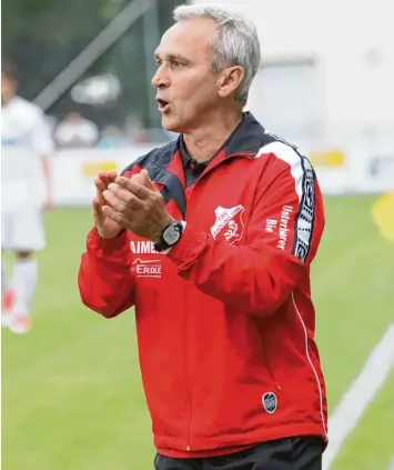  ?? Foto: Sebastian Richly ?? Aindlings Trainer Roland Bahl muss im Spiel beim SC Oberweiker­tshofen auf Kapitän Patrick Modes verzichten. Nach dem Aus im Pokal gegen Heimstette­n hofft der Coach auf die Wende.