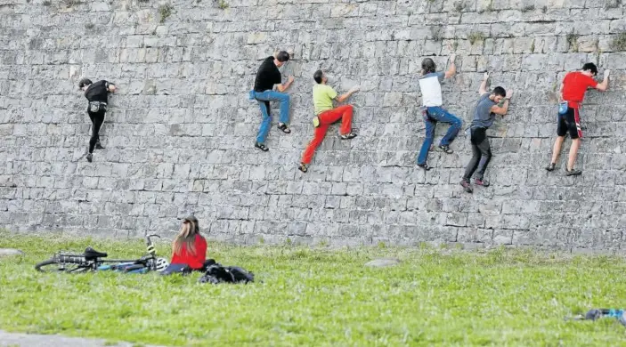  ??  ?? Un grupo de personas en la Ciudadela de Pamplona practicand­o escalada.