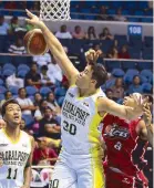  ?? JUN MENDOZA ?? Eric Menk of Globalport loses the ball after a scuffle with Vic Manuel of Alaska but teammate Jay Washington stands ready to retrieve it in their game last night at the Big Dome.