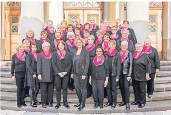  ??  ?? Die Frauen vom Chor 49 unter der Leitung von Stella Antwerpen (Mitte, ganz in schwarz) freuen sich auf ihr Jubiläumsk­onzert am 6. April in der Aula des Erasmus-von-Rotterdam-Gymnasiums.