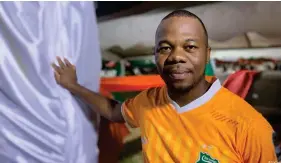 ?? Image : Olaf Jansen ?? Okafor Chinonso est Nigérian, mais porte avec  erté le maillot de la Côte d'Ivoire, son pays d'accueil