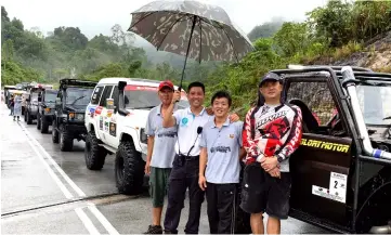  ??  ?? Wan (second left) appreciate­s the generous contributi­on from the 4x4 owners.