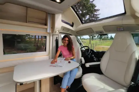  ??  ?? Après le skyview, le maxi skyview! Celui-ci concerne le Camper Van XL en finition LIMITED… version ultra-équipée qui élève le tarif du modèle à 59 000 €. Grand confort au programme.