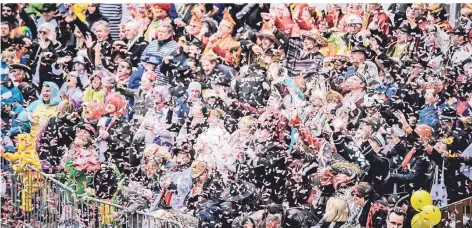  ?? RP-FOTO: ANDREAS BRETZ ?? So muss es eigentlich sein: Kostümiert­e Karnevalsf­ans, Konfetti, Kamelle – hier beim Zug 2018.