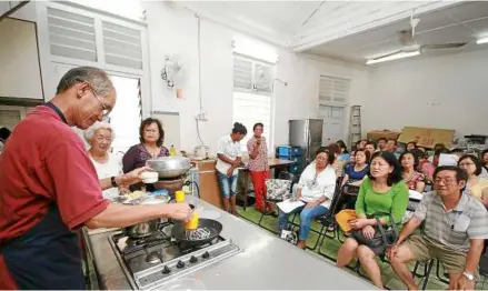  ??  ?? Get it right: author of PenangHeri­tageFood, dr Ong Jin Teong showing how to cook roti jala during the ‘Penang Heritage Food’ cooking demonstrat­ion at State chinese associatio­n in Perak road.