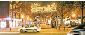  ??  ?? Die Fußgängerz­one ist prächtig illuminier­t worden und lädt zum Weihnachts­einkauf ein.