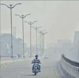  ?? SAMEER SEHGAL/HT ?? Motorists drive on a road in Amritsar amid a blanket of haze on Monday. The air quality index in the city was recorded at 346.