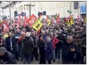  ?? (Photo PQR/La Provence) ?? La pagaille est toujours de mise dans les gares et le casse-tête pour les usagers n’est pas près de s’arrêter.