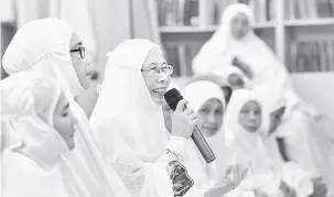  ?? — Gambar Bernama ?? UCAPAN: Wan Azizah (tiga, kiri) menyampaik­an ucapan sebelum menunaikan solat sunat Aidiladha di Surau Al Falah Taman Cempaka, Ampang semalam.