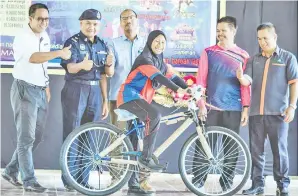  ??  ?? YDP PIBG, Abd Rahman (kiri) selepas menyampaik­an hadiah cabutan bertuah berupa basikal kepada seorang pengunjung bertuah.