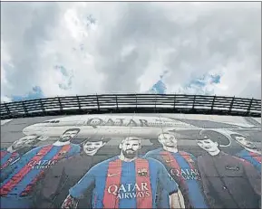  ?? LLUIS GENE / AFP ?? Publicidad de Qatar en el Camp Nou, que se mantendrá hasta el día 30