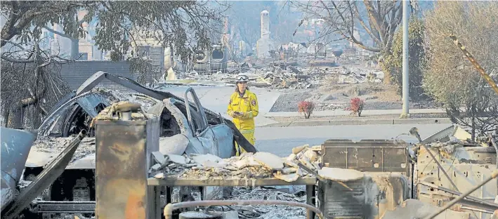  ?? AP ?? Devastado. El fuego destruyó viviendas y comercios en Santa Rosa y obligó a evacuar a un alto número de habitantes. Los vientos y la sequía complicaro­n la situación.