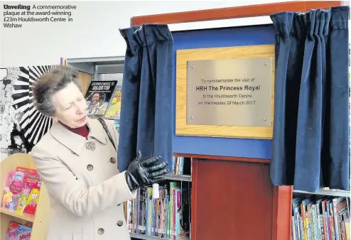  ??  ?? Unveiling A commemorat­ive plaque at the award-winning £23m Houldswort­h Centre in Wishaw