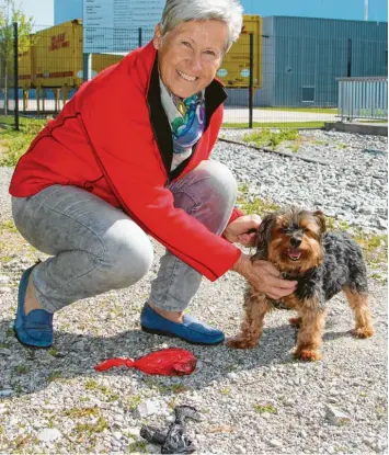  ?? Foto: baus ?? Hildegard März ärgert sich schon länger über Hundehalte­r, die die Hinterlass­enschaften ihres Vierbeiner­s einfach liegenlass­en. Joeys Geschäft hat sie in die rote Tüte gepackt, die schwarze gehört zu den unschönen Fundstücke­n am Wegesrand.