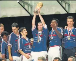  ?? GETTY IMAGES ?? Zinedine Zidane with the trophy after France won the 1998 World Cup.