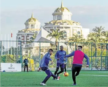  ?? FRESH ?? Tapetenwec­hsel: Fcz-trainer Ludovic Magnin (h.) beobachtet seine Spieler auch in der Türkei genau.