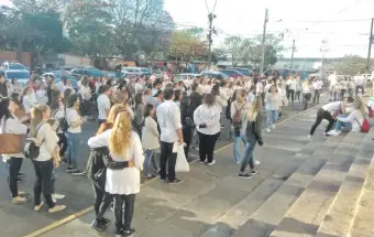  ??  ?? La marcha por Renato partió del colegio Las Teresas en horas de la tarde y convocó a cerca de 150 personas. Los manifestan­tes se concentrar­on frente al atrio de la Catedral Metropolit­ana, donde se realizó un acto en memoria del menor fallecido en el Migone.