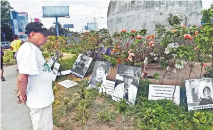  ??  ?? La población colocó en la capital fotografía­s de los estudiante­s universita­rios asesinados.