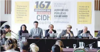  ?? EFE ?? Mesa. El secretario ejecutivo de la Comisión Interameri­cana de Derechos Humanos, Paulo Abrão (2i); y los comisionad­os, Joel Hernández García (3i) y Luis Ernesto Vargas (3d), participan en la audiencia de ayer.