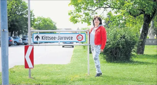  ?? [ Clemens Fabry ] ?? Die Bürgermeis­terin von Kittsee, Gabriele Nabinger, lobt den Integratio­nswillen im Kindergart­en und in der Schule. Dort zählen slowakisch­e Kinder mittlerwei­le zu den Besten.