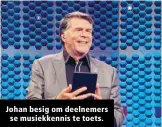  ??  ?? Johan besig om deelnemers se musiekkenn­is te toets.