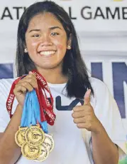  ?? JUN MENDOZA ?? Nicole Meah Pamintuan of Sta. Rosa, Laguna flashes the thumbs-up sign and shows her 5-gold haul.