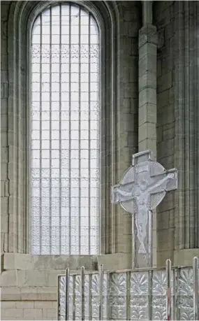  ??  ?? La chapelle Notre-dame de Fidélité, Douves-la-délivrande, décorée par René Lalique en 1931 © C. Urbain - Musée Lalique