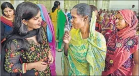  ?? SONU MEHTA/HT ?? Parents and teachers during a meeting at a SDMC school in Andrews Ganj on Sunday.