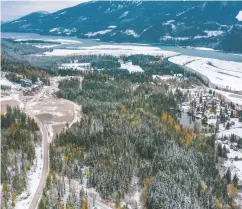  ?? Supplied photo ?? The Cabot Pacific will be an 18-hole golf course that winds its way through Revelstoke, offering breathtaki­ng
views of the Columbia River and nearby mountains.