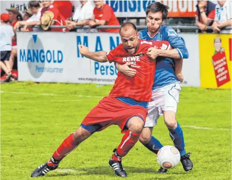  ?? FOTO: AFI ?? Voller Einsatz bei den Alten Herren: Christoph Merz (vorne) hängte sich für die TSG rein im Viertelfin­ale gegen den SSC Hagen/Ahrensburg.