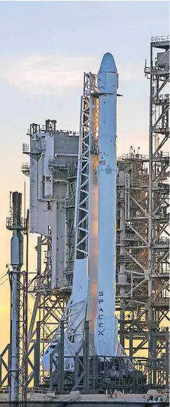  ?? FOTO: AP ?? Eine Rakete des Typs Falcon 9 am US-Raumfahrts­zentrum in Cape Caneveral.