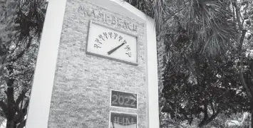  ?? SAM NAVARRO Special for the Miami Herald ?? The temperatur­e rises above 90 on Ocean Drive and 10th Street in Miami Beach on Monday. The heat index will probably be in the low 100s this weekend.