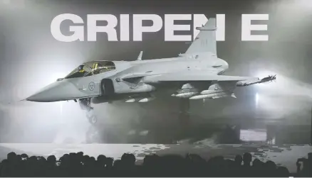  ?? ANDERS WIKLUND / TT SWEDEN / THE ASSOCIATED PRESS / THE CANADIAN PRESS FILES ?? The new E version of the Swedish JAS 39 Gripen multi-role fighter being rolled out by Saab in Sweden.