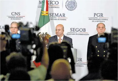  ??  ?? Renato Sales (centro) en su primera conferenci­a de prensa como comisionad­o nacional de Seguridad.