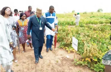  ??  ?? Some of the farmers being conducted round the demonstrat­ion farms