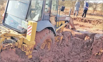  ??  ?? PROBLEMS: Yesterday saw further headaches for the municipali­ty with a massive TLB truck getting stuck in the mud in Platfontei­n (above), while refuse collection in the city has not taken place for nearly a week (below).