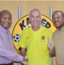  ?? SUPPLIED ?? NEW Chiefs coach Ernst Middendorp, centre, with club chairman Kaizer Motaung, left, and football manager Bobby Motaung |