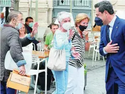  ?? EFE ?? El presidente de la Junta de Andalucía recibe el apoyo de los viandantes