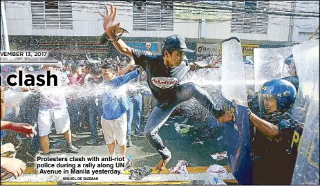  ?? MIGUEL DE GUZMAN ?? Protesters clash with anti-riot police during a rally along UN Avenue in Manila yesterday.