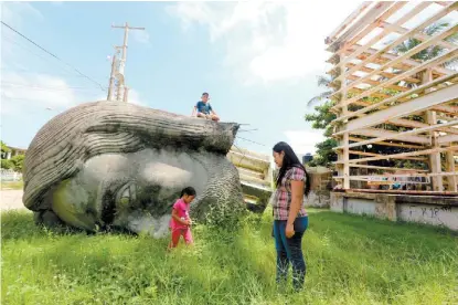  ?? JORGE CARBALLO ?? La cabeza de lo que sería un Cristo monumental similar al de Brasil yace abandonada en un predio.