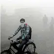  ?? Foto: AP ?? Těžko se dýchá Cyklista projíždí smogem zamořeným Dillí.