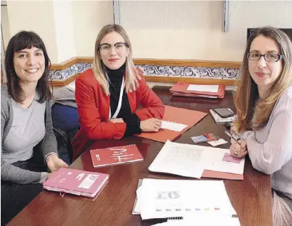  ?? Foto: M. Strauß ?? Shaila Monasor, Nuria Moya und Tania Segovia helfen in Calp in erster Linie Frauen.