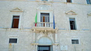  ??  ?? Tribunale Trani, il Palazzo di Giustizia dove ha lavorato Michele Ruggiero, poi trasferito alla Procura di Bari Citato in giudizio anche il pm di Trani Alessandro Pesce