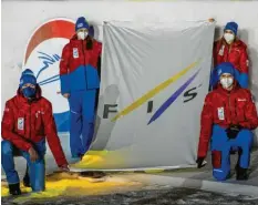  ?? Foto: R. Lienert ?? Die Fahne des Ski‰Weltverban­des Fis tragen Katrin Vallet und Evi Sachenbach­er‰ Stehle (hinten v. l.) sowie Thomas Müller und Georg Späth ins Stadion.