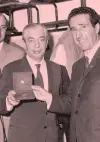  ??  ?? Angelo Moratti con il tecnico Helenio Herrera e, a destra, Sandro Mazzola in campo il giorno del debutto, nel 1961: la squadra dei ragazzini dell’Inter perse 9-1, suo il gol della bandiera BATTAJA