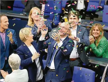  ??  ?? Kleine Party im Bundestag: Mit Konfetti bejubeln Volker Beck, Renate Künast und andere Grüne die „Ehe für alle“. Foto: dpa
