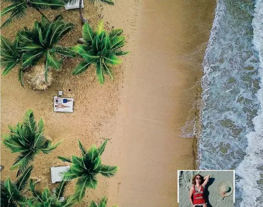  ?? (foto di @p.mcfall_iv via Instagram) ?? Dall’alto L’esperto di web e di marketing online Paul Mcfall e la sua compagna si fanno fotografar­e con un drone posto sopra di loro durante una delle ultime vacanze alle Caraibi