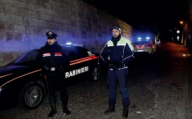  ??  ?? Dramma Sopra la via d’accesso per le auto. A destra il furgone con a bordo la salma di Nicola, qui accanto il suo volto. A sinistra il dolore dei familiari (Foto Nardelli)