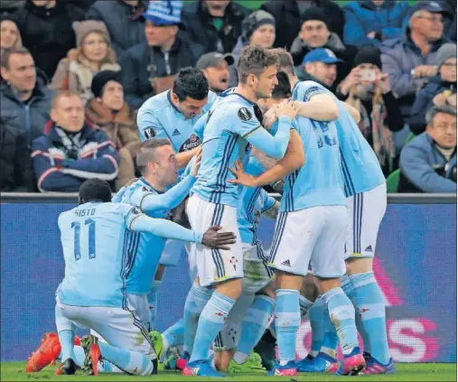  ??  ?? FELICIDAD. Los jugadores del Celta celebran el primer gol anotado por Hugo Mallo con un abrazo de todo el grupo.