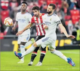  ?? ?? Raúl García pelea con Nacho en un duelo contra el Madrid.